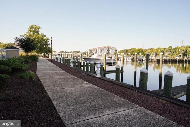 Foto del edificio - 530 Riverside Dr