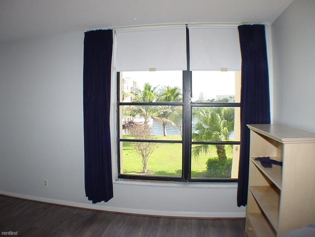 Building Photo - 1 br, 1 bath Apartment - 7 Royal Palm Way