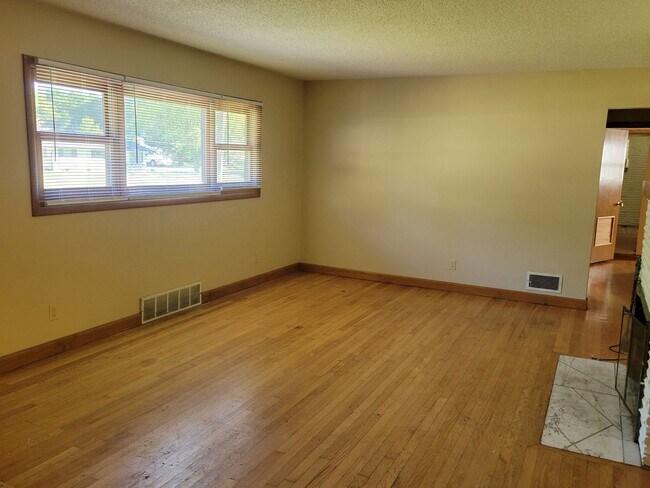 Building Photo - 4 Bedrooms! 2 Baths! Southeast Springfield...