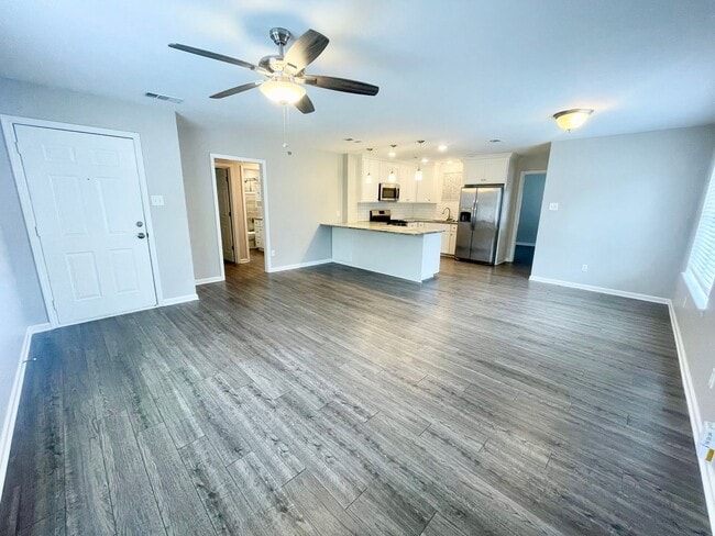 Building Photo - Updated home within walking distance of UAMS