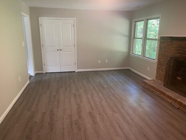 Building Photo - Large family home in Hoover