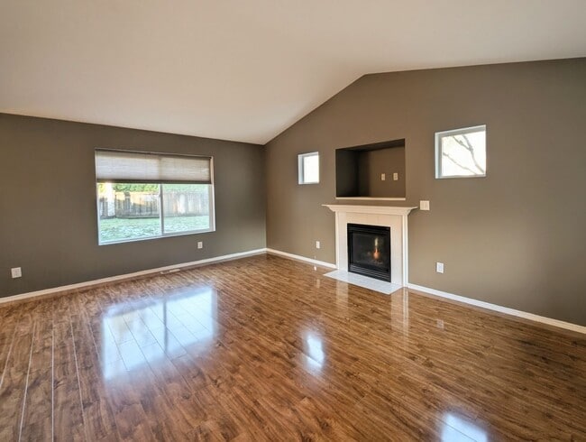 Building Photo - 3bd/2.5ba Everett Home