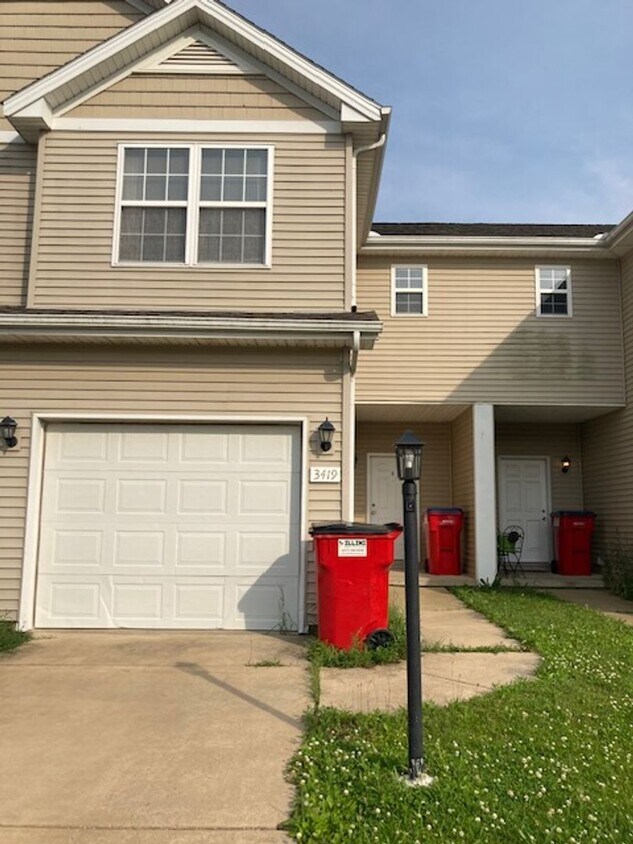 Foto principal - 3-Bedroom Townhome Available This July!