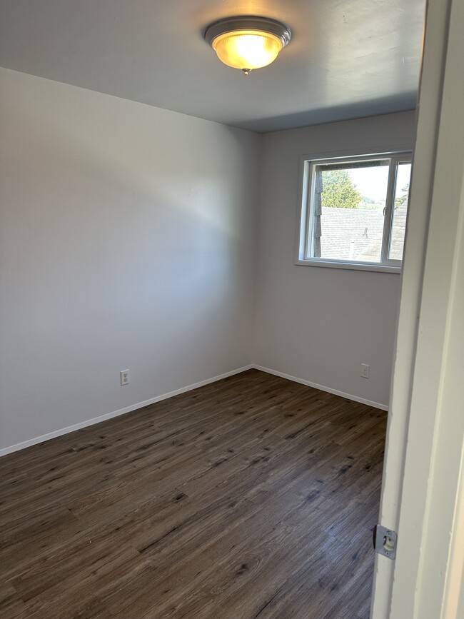 Building Photo - 1041 Beach Dr