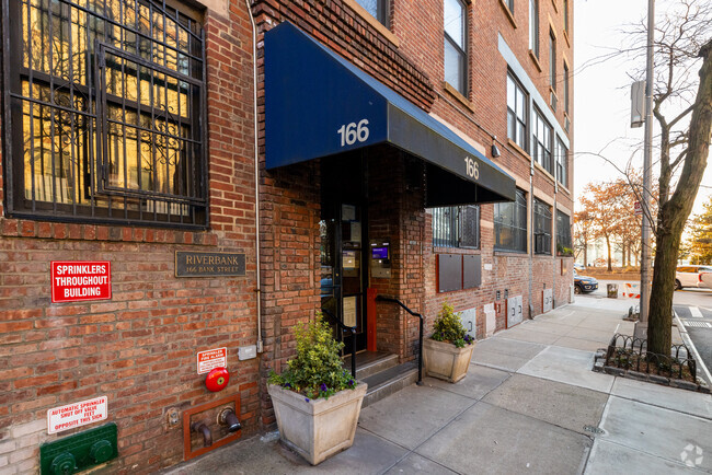 Building Photo - 166-168 Bank St