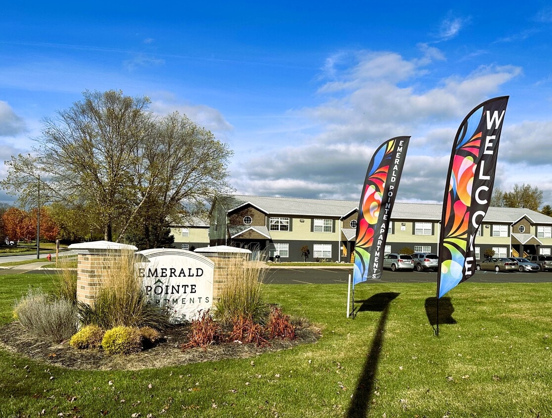 Primary Photo - Emerald Pointe Apartments