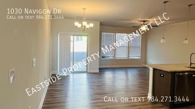 Building Photo - Fantastic Townhouse in Durham hot location...