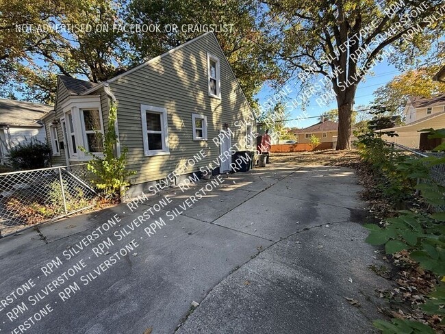 Foto del edificio - 2664 Tyler-