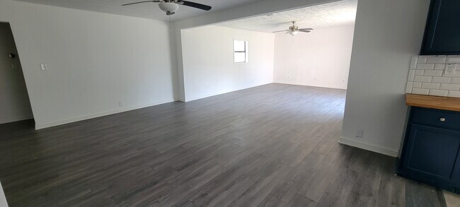 Amplia sala de estar con mucho espacio para entretener. - 1820 Sunset Ave