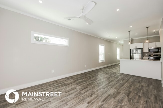 Building Photo - 1244 Lonsdale Ave
