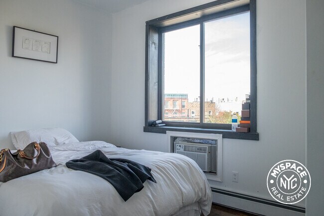 Foto del edificio - 692 Bushwick Ave
