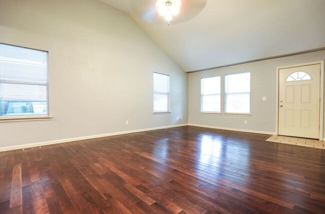 Building Photo - Beautiful & Charming 4 Bed / 2 Bath Home –...