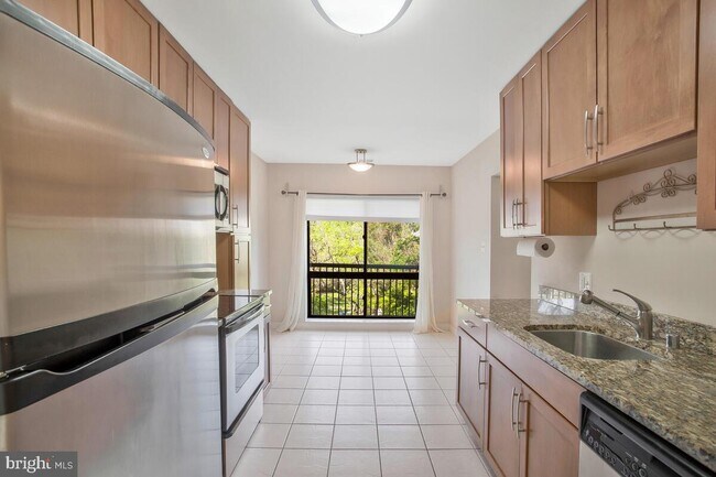 Building Photo - 302 Hilltop Ln
