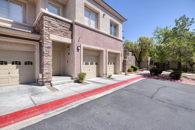 Foto del edificio - SUMMERLIN 1ST FLOOR - 2 BEDROOM + Den W/ 3...