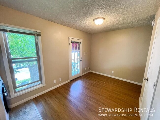 Foto del edificio - 893 W 5th Ave