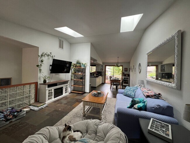 Foto del edificio - Three bedroom, 2.5 bath townhome