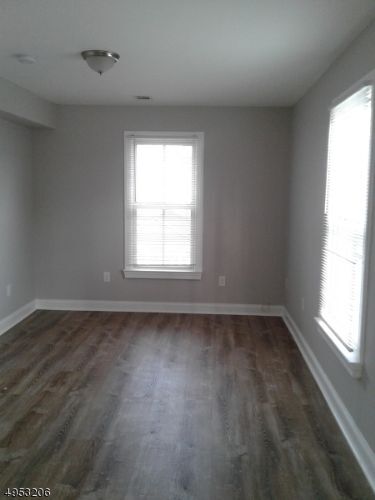 Foto del edificio - 64 Maple Ave