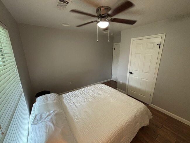 Building Photo - 9423 Fairdale Ln