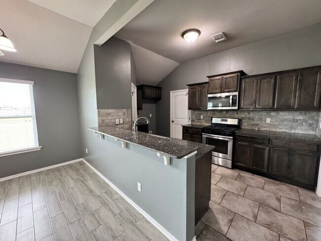 Foto del edificio - Immaculate 3 bed 2 bath in Mustang Schools, ready for move in on or before July 1st!