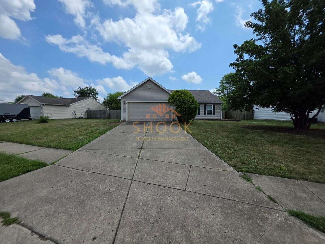 Foto principal - 3 BR Home with Fenced Backyard, Close to E...