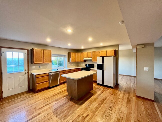 Building Photo - Fantastic 4 Bedroom Nestled in the heart o...