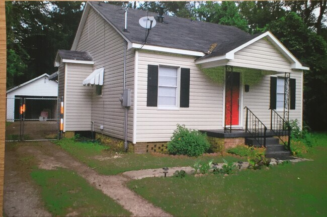 Side - 226 E Elmwood St