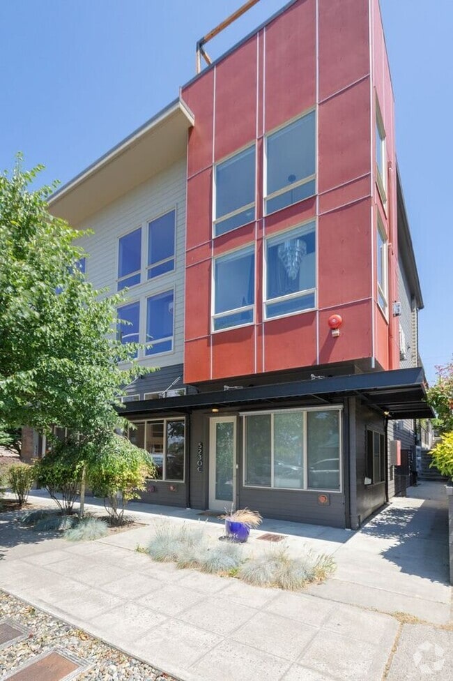Building Photo - 5230B California Ave SW