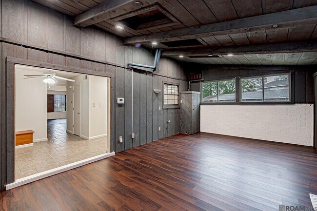 Building Photo - 2516 Shadowbrook Dr