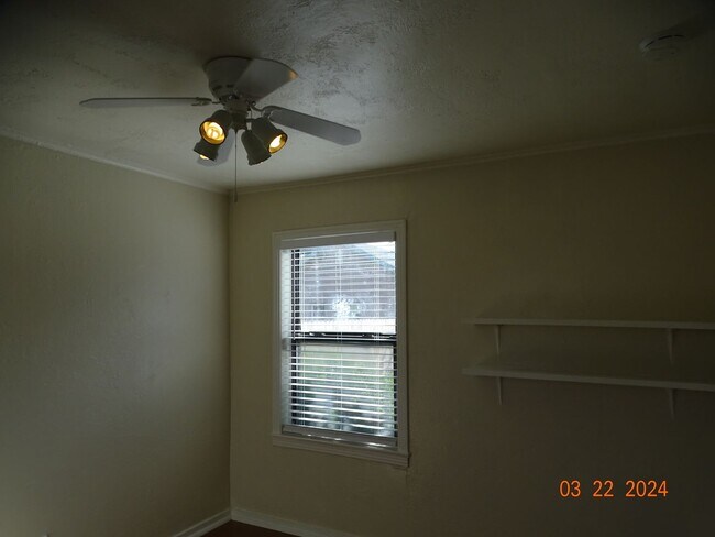 Building Photo - 1 Bedroom 1 Bath In Town