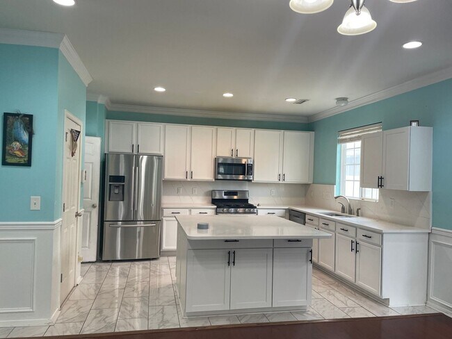 Foto del edificio - 5 Bedroom Single Family Home in Cary