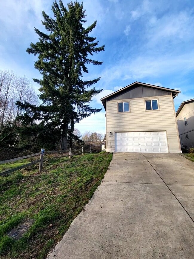 Photo - Large 4 Bed Split, Available Now! Pets Okay! House