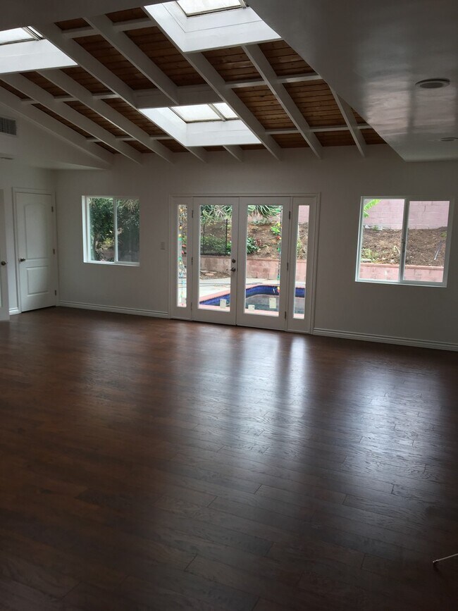 Foto del edificio - Spacious Four Bedroom Home In Ladera Heights