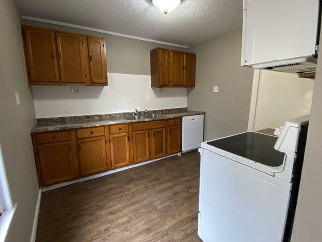 Building Photo - $1,395 3 Bed + Bonus Room! Must See!