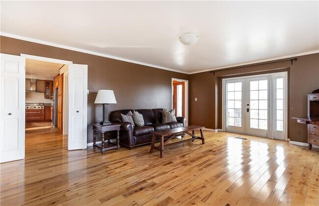 Foto del edificio - {5219} Located in Sunset Hill + 2 Story + ...