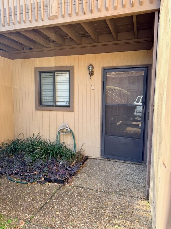 Pet Friendly, 2BR/2BA Condo with Reserved Parking & Pool! Close to FSU, FAMU & TSC! - Pet Friendly, 2BR/2BA Condo with Reserved Parking & Pool! Close to FSU, FAMU & TSC!