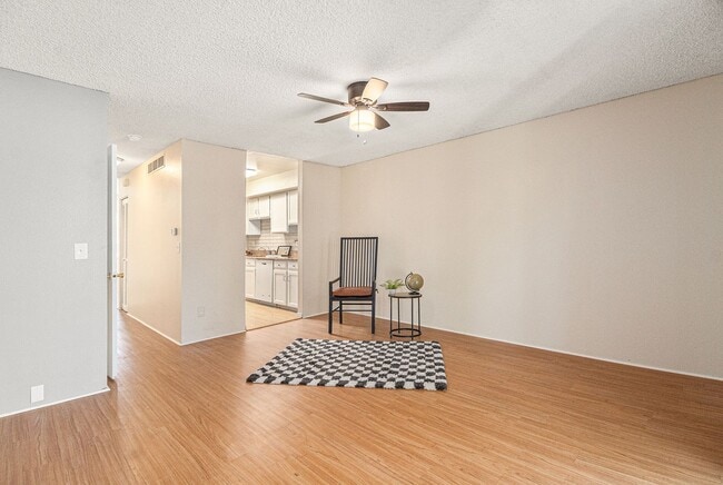 Building Photo - Well Maintained 2 Bed, 2 Bath Townhome in ...