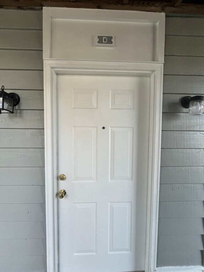 Building Photo - 1-Bedroom/1-Bathroo, Approx 650 SqFt, bottom level.