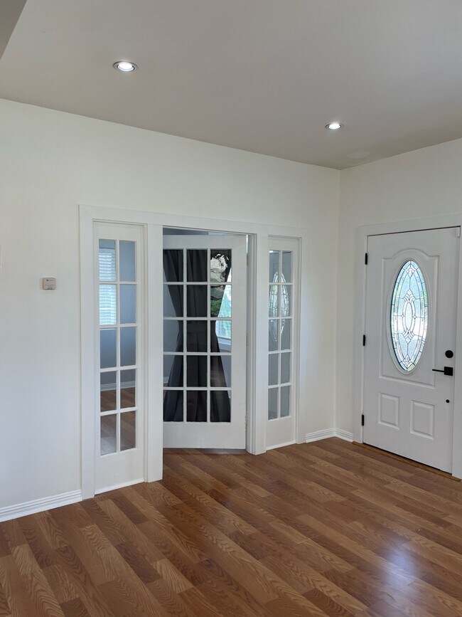 Building Photo - 1110 W 164th St