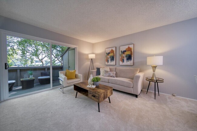 Sala de estar - 1178 N Abbott Ave