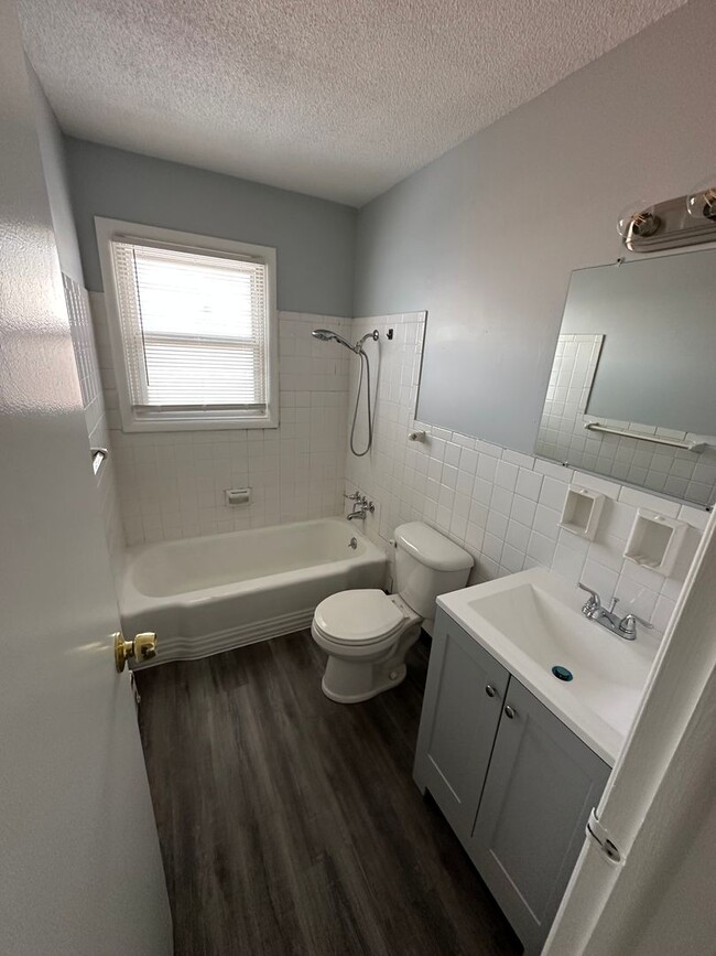 Building Photo - Updated 2 bed 1 bath apartment in the heart of Speedway