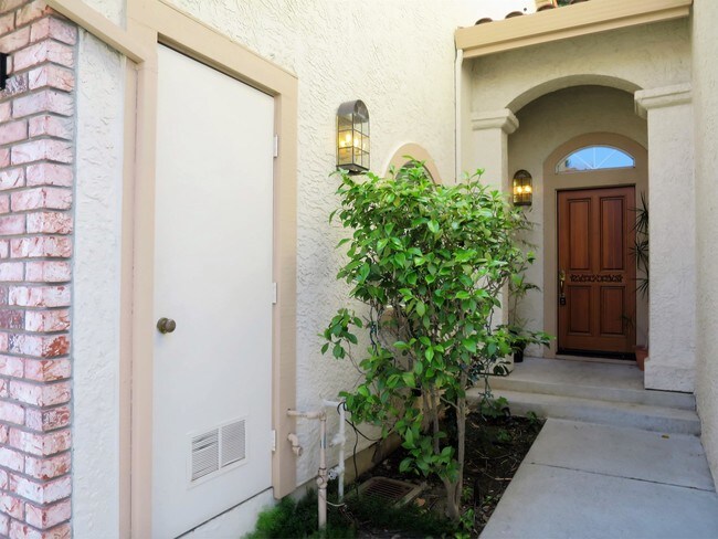 Building Photo - 2036 Calle Mesa Alta