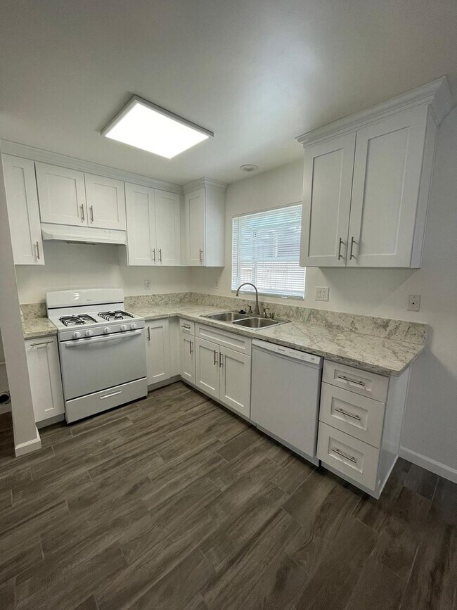 Foto del edificio - Lovely 3 Bedroom 1.5 Bath Condo