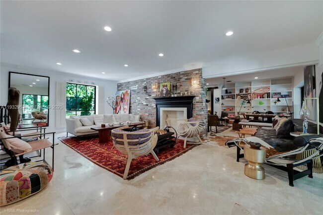 Foto del edificio - 10700 Old Cutler Rd