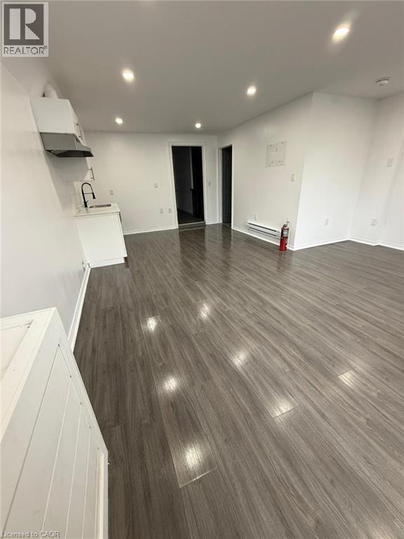 Photo du bâtiment - 69 Hellems Ave