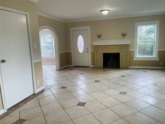 Building Photo - 2422 Eagle St