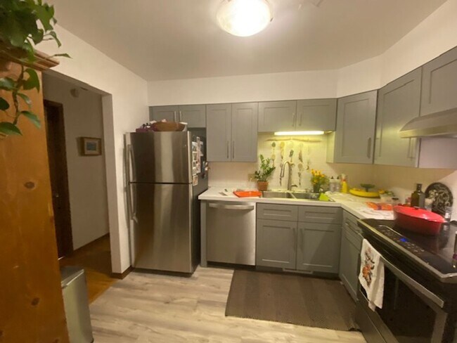 Building Photo - Three Bedroom Unit Available In Triplex in East Boulder