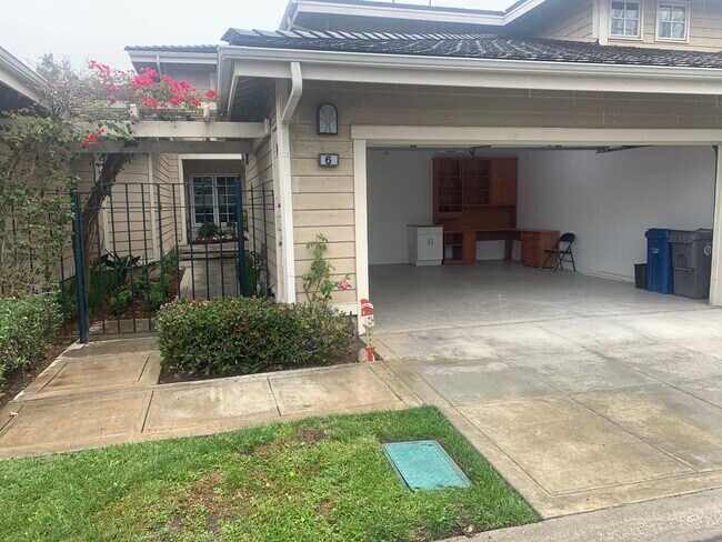 Garage - 6 Dover Plz