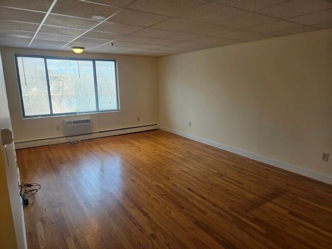 Building Photo - 90 Sutton St