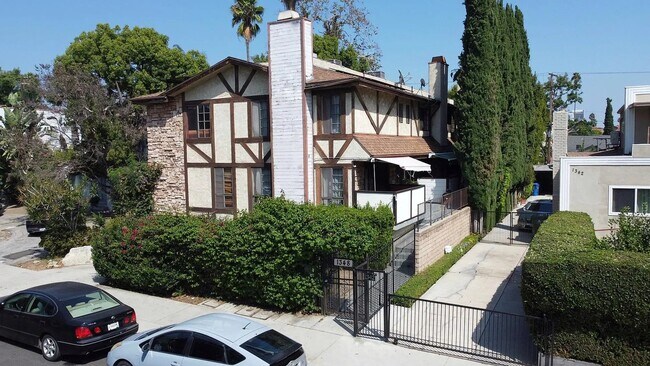 Foto del edificio - 1348 N Orange Dr