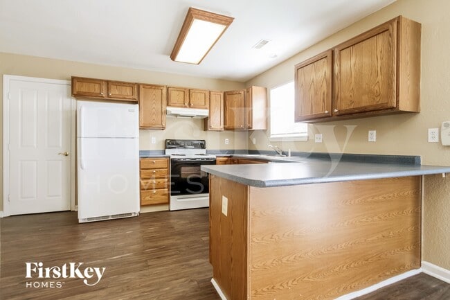 Building Photo - 728 Sweet Creek Dr